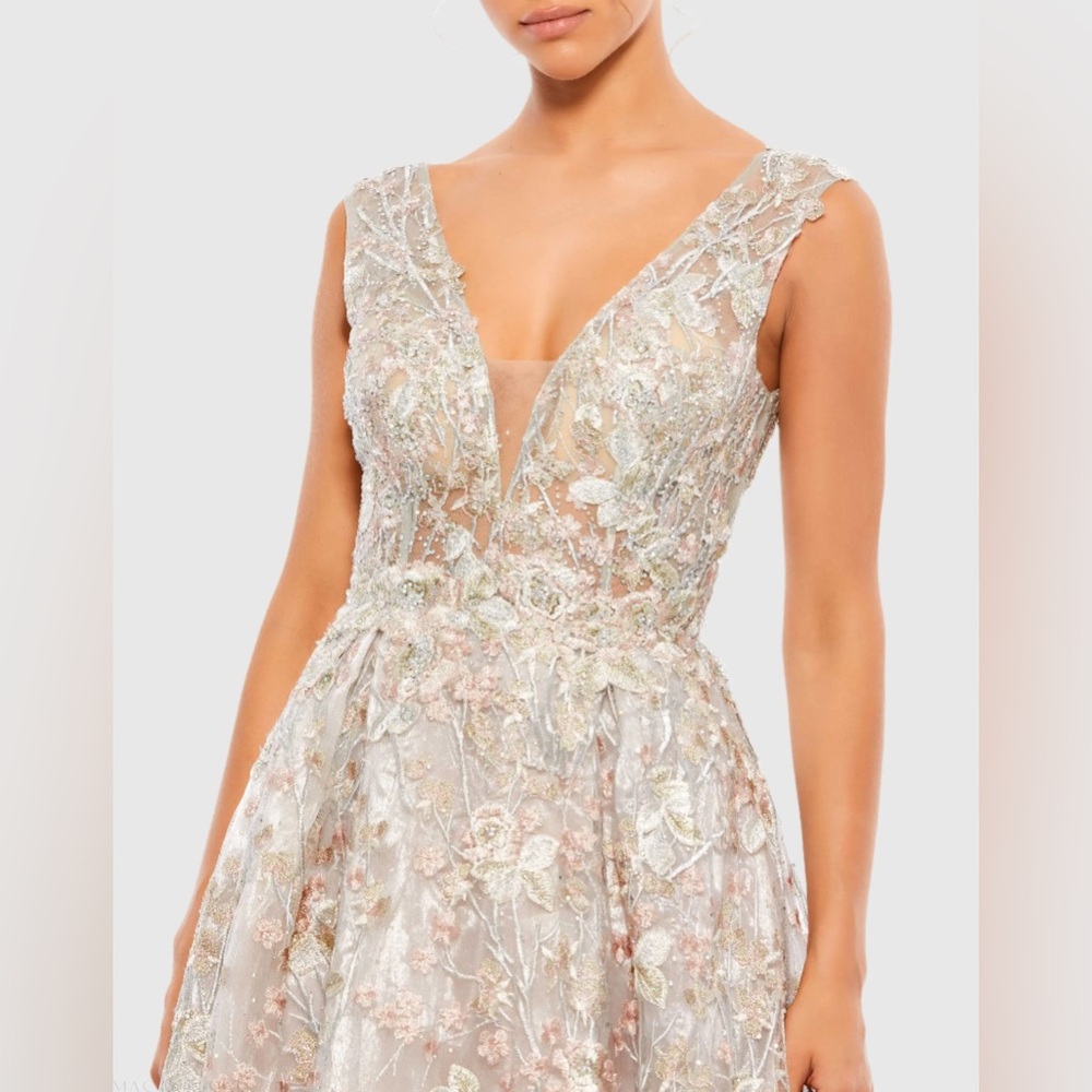 MAC DUGGAL
Silver Floral Embroidered Illusion V-Neck Gown - Picture 12 of 12